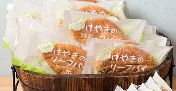 欅の葉の形に焼き上げたパイを近くから撮影した写真
