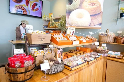 ショーケース越しに商品を紹介するスタッフ